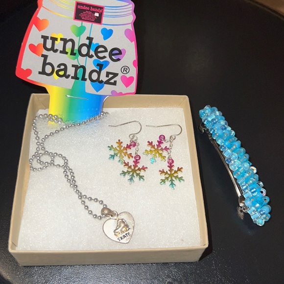 Undee bandz skating necklace, snowflake earrings & barette - Picture 1 of 7